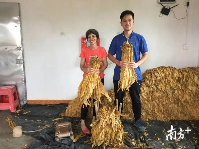 扶贫一线燃烧青春，，，，，，，“90后”第一书记为贫困村打造“不走”的事情队