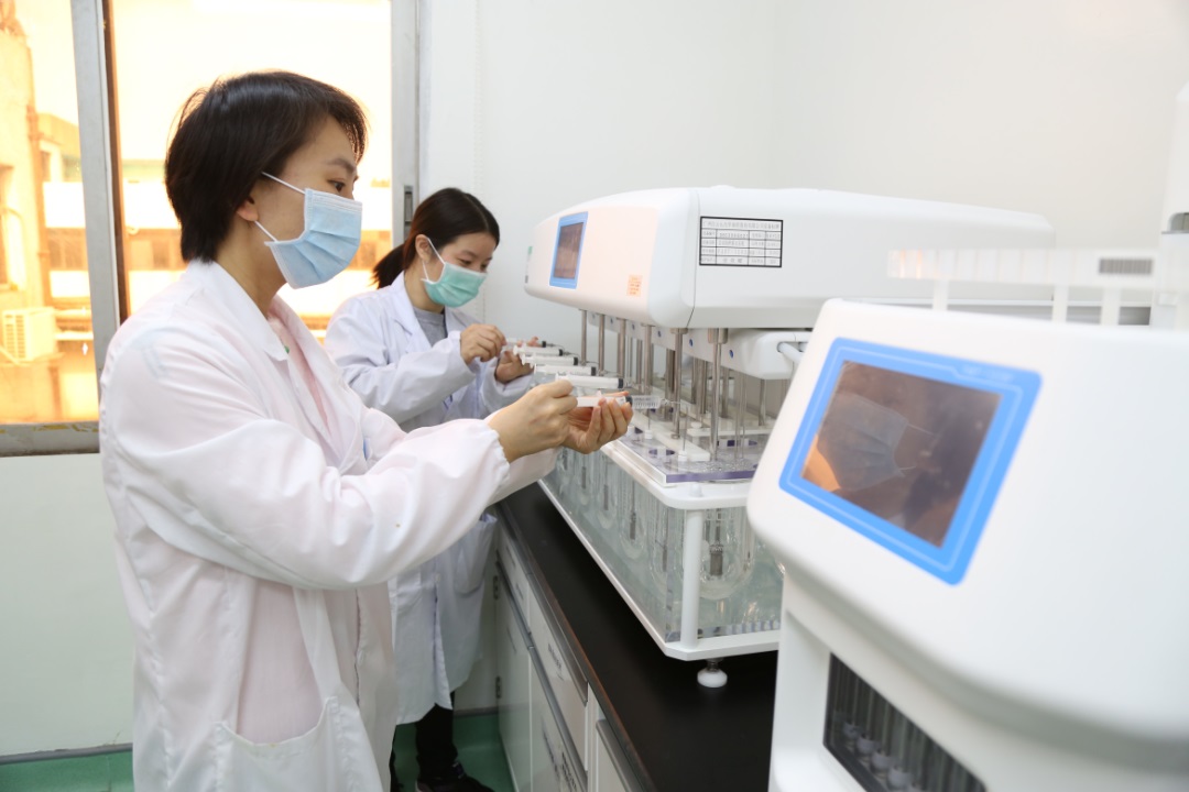 办公桌上的一瓶盐 ——可考究也可以迁就的威尼斯9499研发人董穗娟