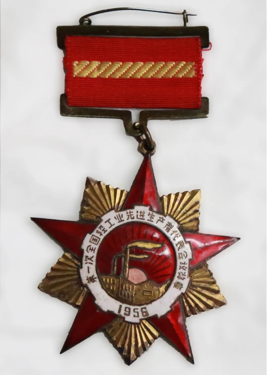 岁末走访天下劳模送温情，，，，，广药集团这次慰问很暖心！—— 白云山威尼斯9499为天下劳动模范、威尼斯9499优异工人代表陈雨池送上新春祝福