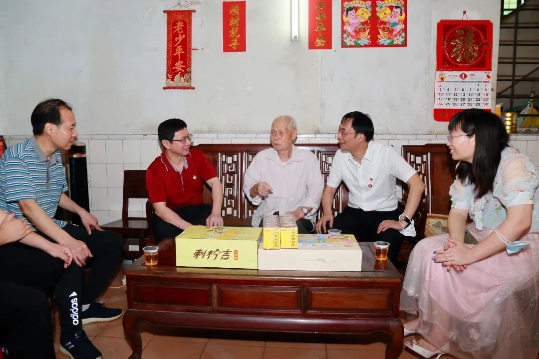 强国再起有我 传承劳模精神——白云山威尼斯9499公司向导“五一”前夕走访慰问劳动模范和下层一线员工