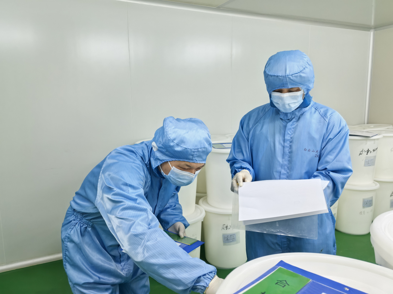 扎根生产一线三十载 匠心筑就药安路——记白云山威尼斯9499制药生产部员工冯耀财的坚守与荣光